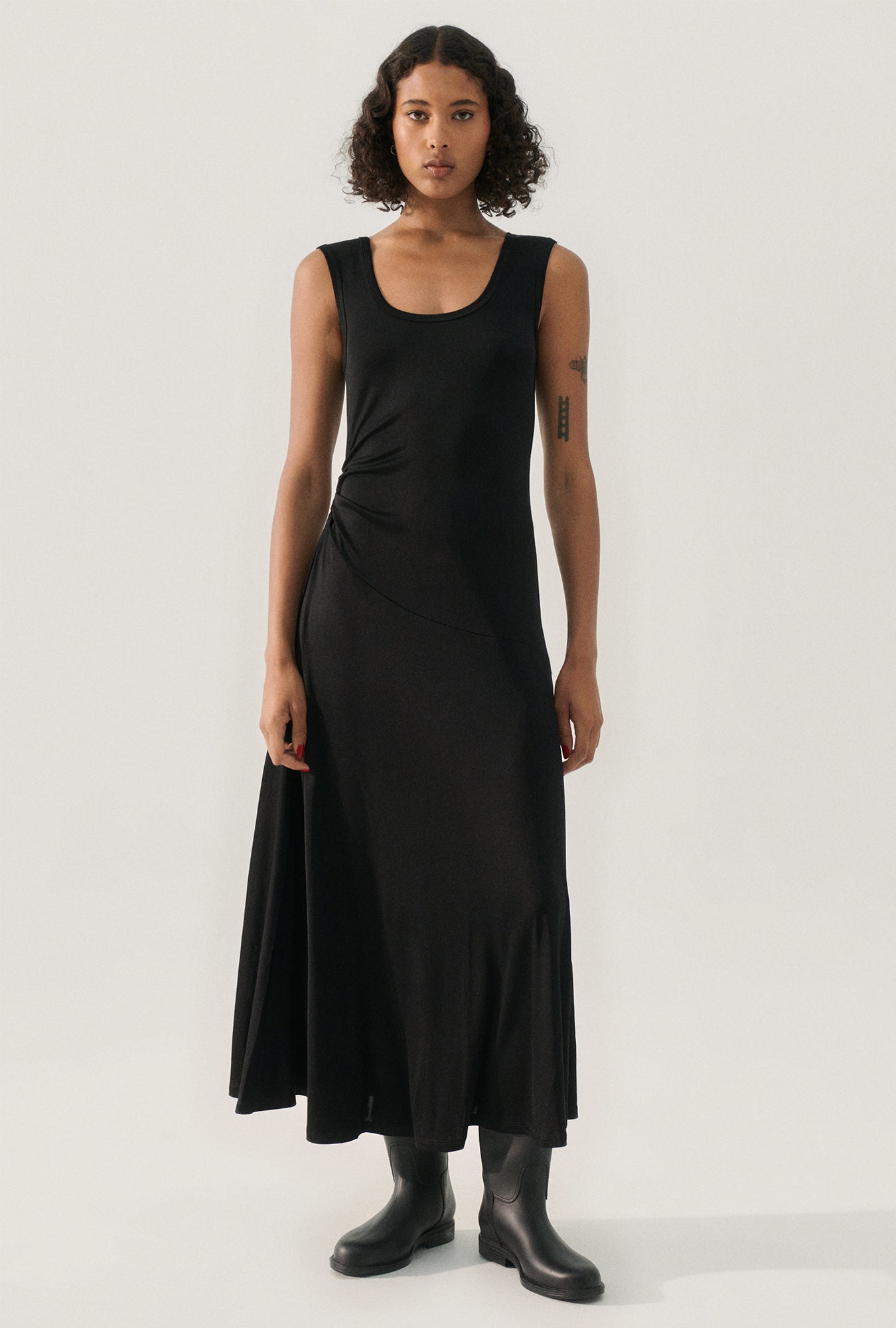 Black sleeveless gown best sale