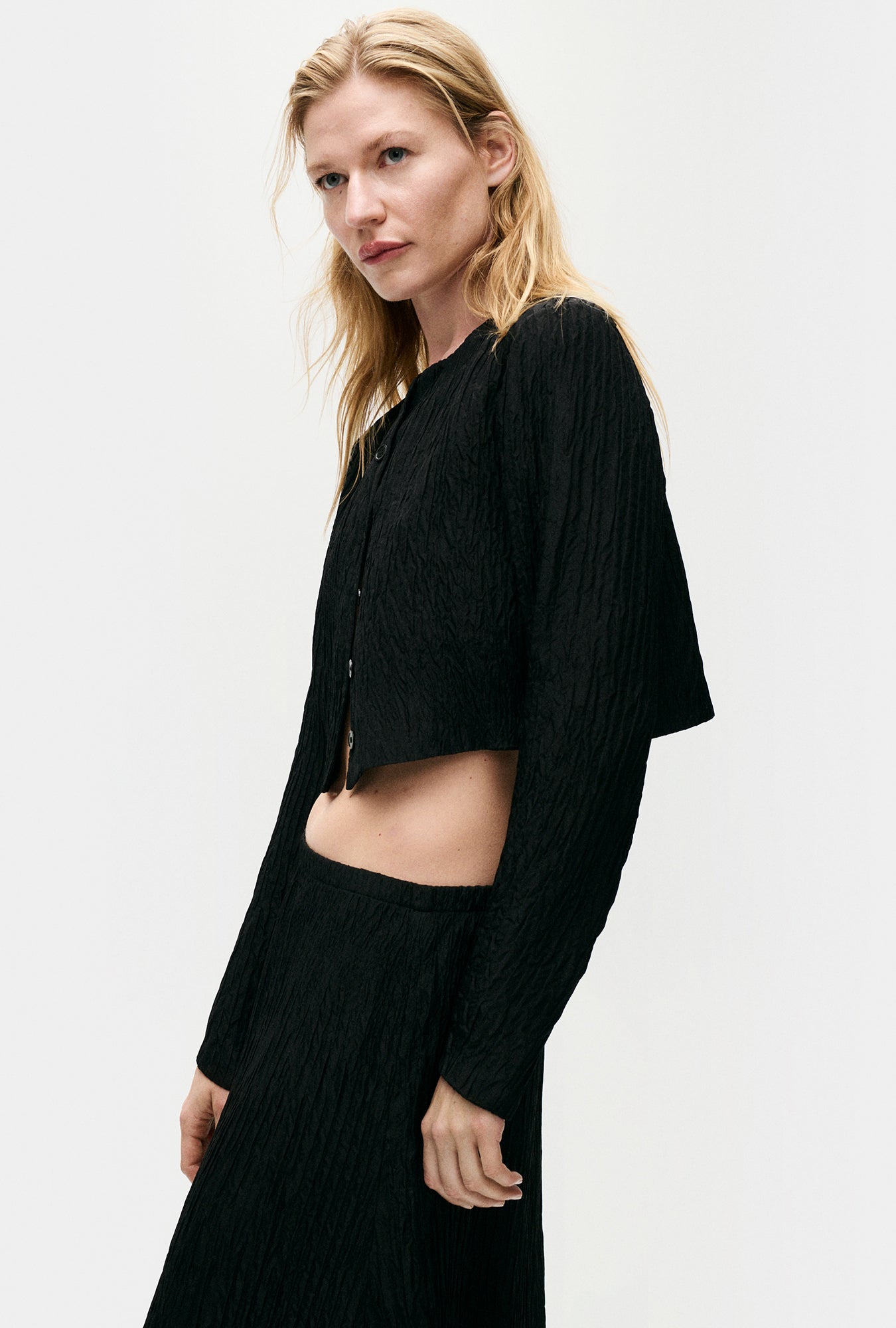 CRINKLE COLLARLESS CROP SHIRT BLACK