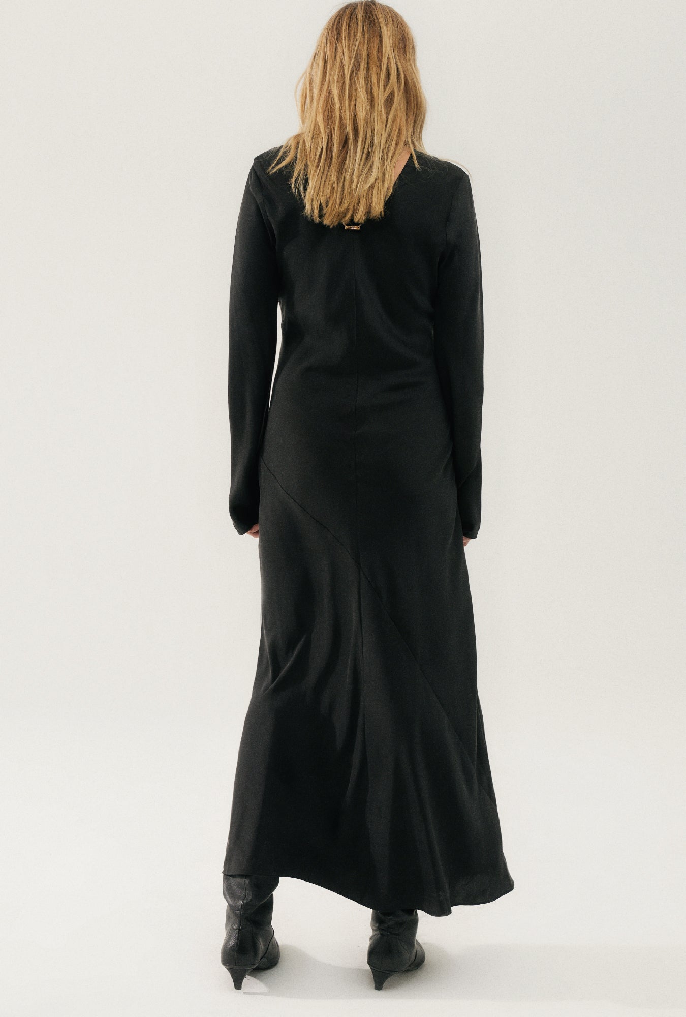 Robe coupée biais à manches complètes noire