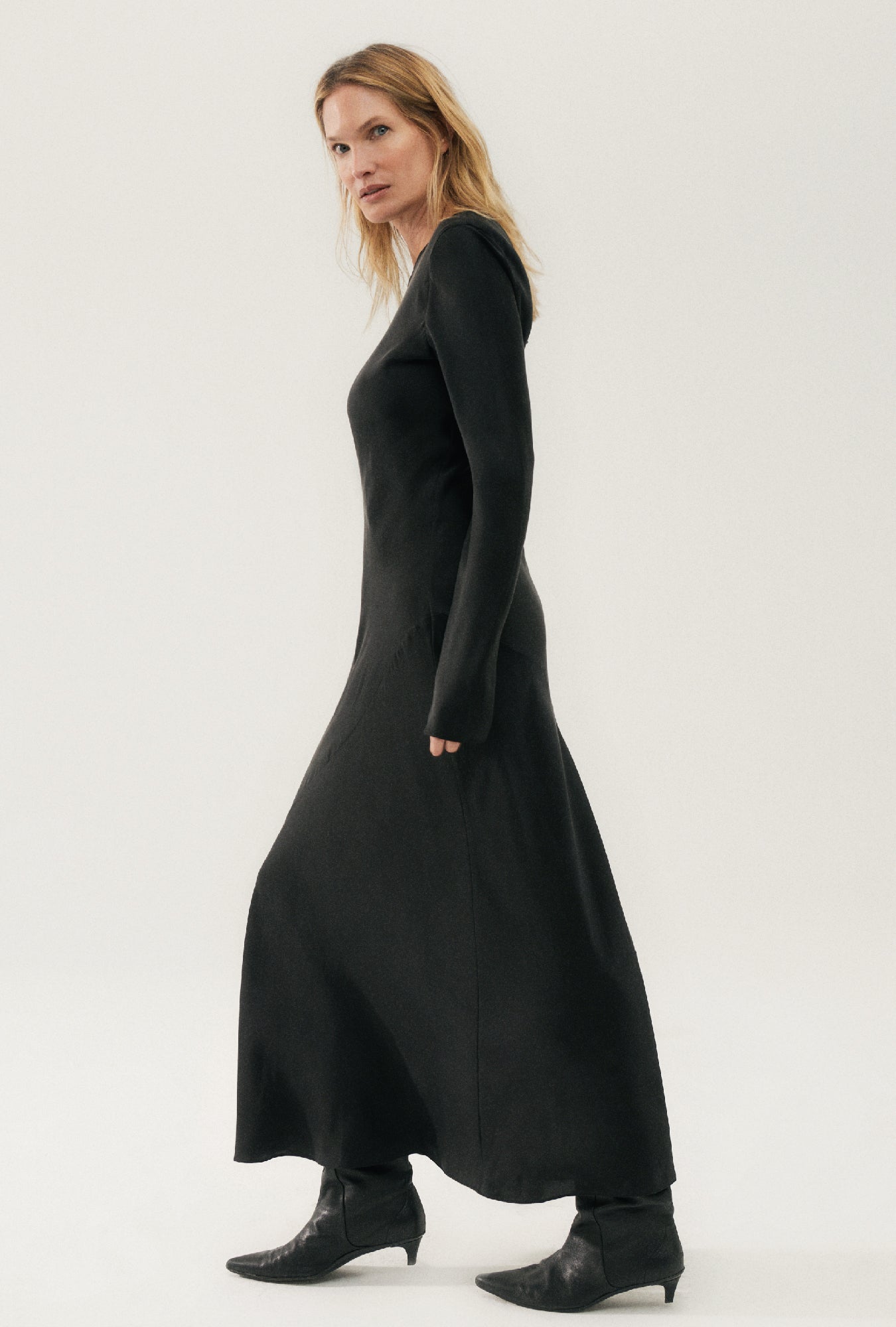 Robe coupée biais à manches complètes noire