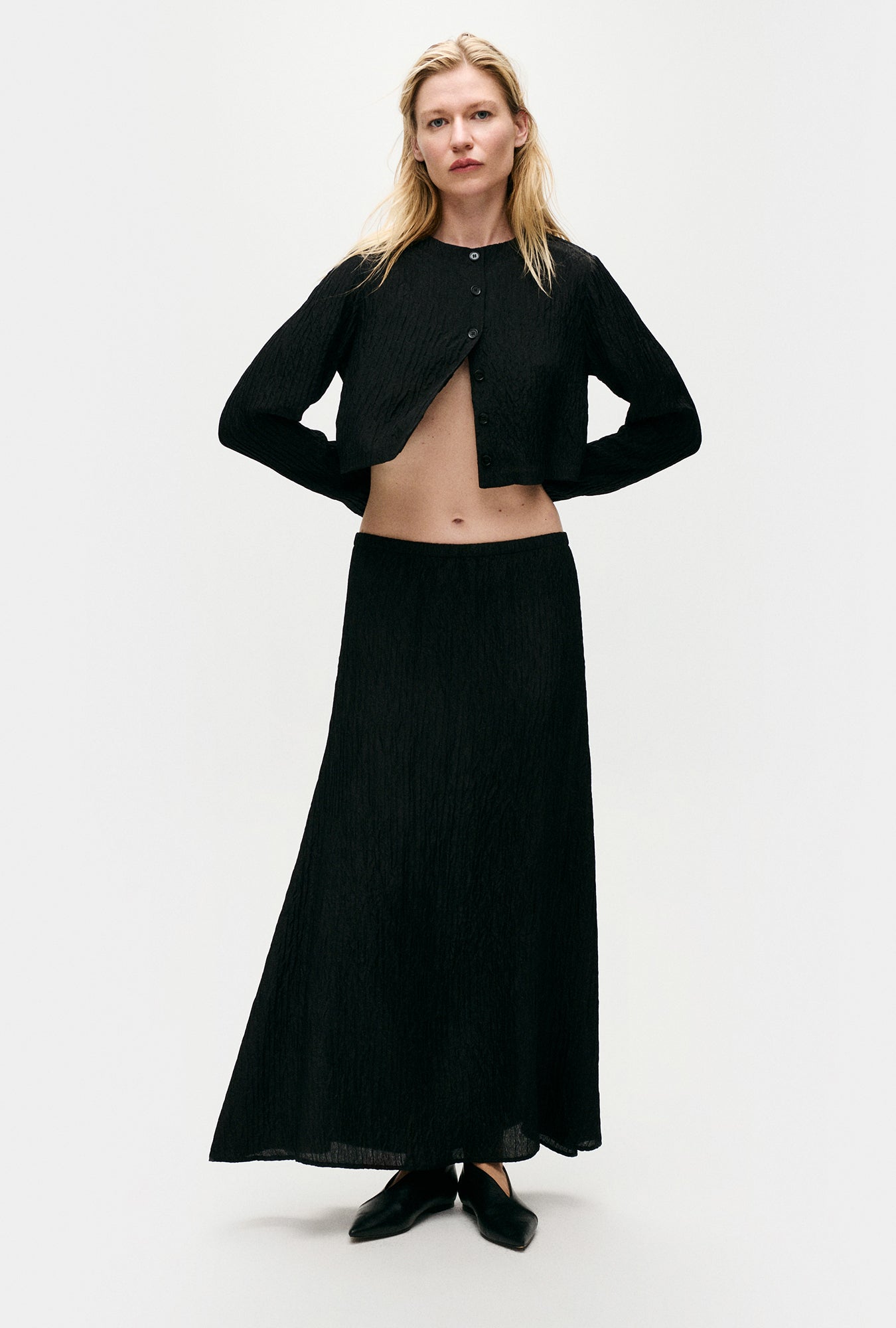 CRINKLE COLLARLESS CROP SHIRT BLACK