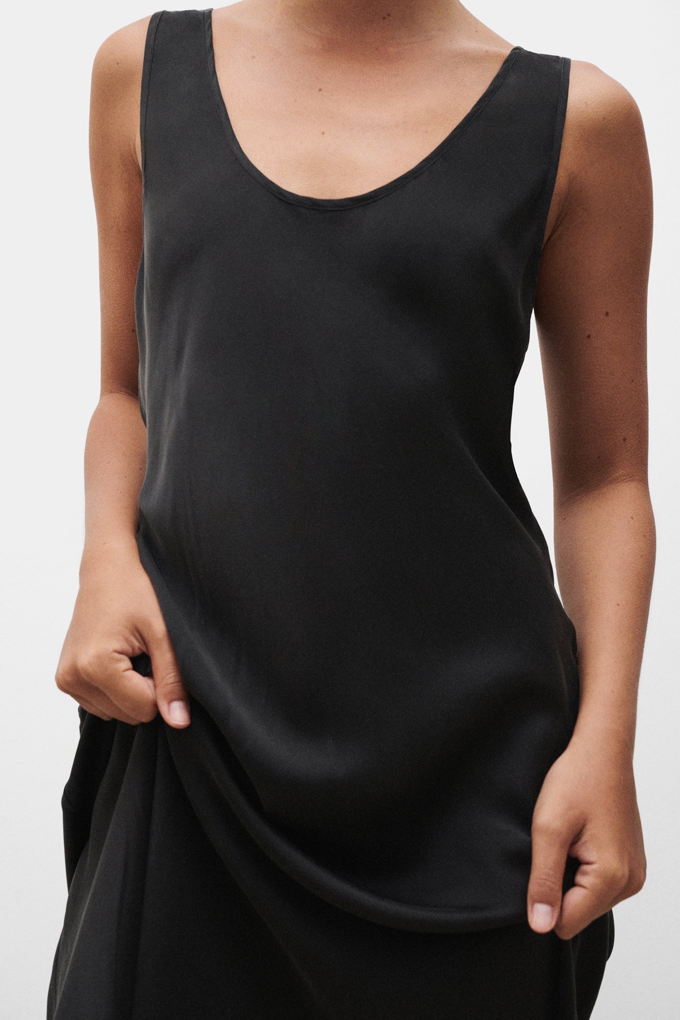 SCOOP NECK DRESS BLACK