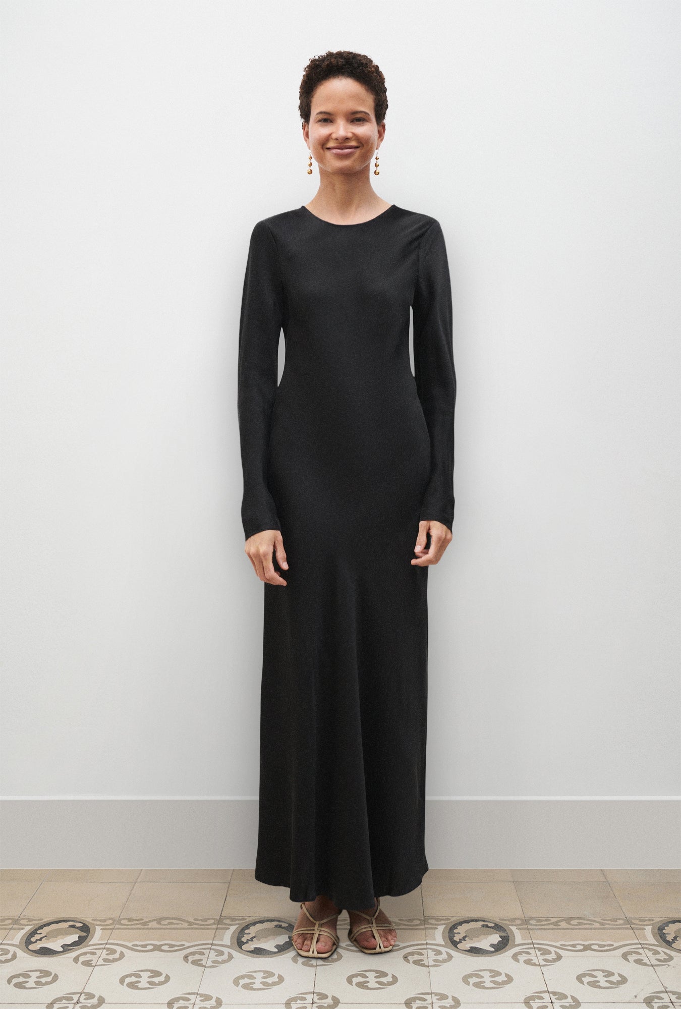 Robe coupée biais à manches complètes noire